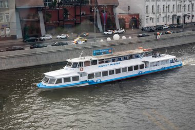 Moskova, Rusya - 24 Ağustos 2020: Moskva Nehri boyunca gezinti ve yürüyüş rotaları için çift güverteli motor gemisi tasarlandı. Turistli beyaz mavi tekne, Moskova 'nın Raushskaya seti.