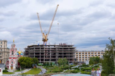 Moskova, Rusya - 24 Ağustos 2020: Başkentin tarihi merkezinde büyük bir otel kompleksi inşa edilmesi. Zaryadye Parkı 'ndan görüntü