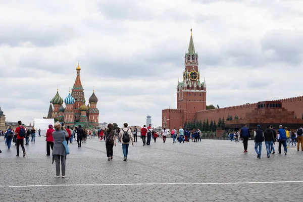 Moscou Rússia Agosto 2020 Turistas Praça Vermelha Catedral Basílio Torre — Fotografia de Stock