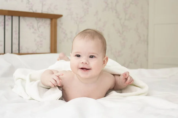 Bebe Fille Garcon 5 Mois Sous La Serviette Souriant Heureux Enfant Caucasien Soft Focus Joues Pueril Stock Photo Bebe Fille Garcon 5 Mois Sous La Serviette Souriant Heureux Enfant Caucasien Soft Focus Joues Pueril Stock Photo