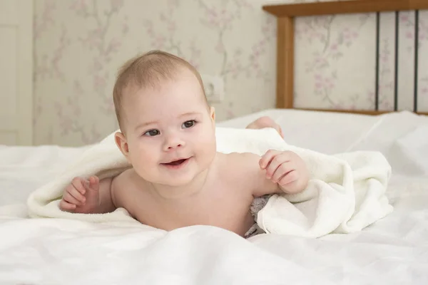 Bebe Fille Garcon 5 Mois Sous La Serviette Souriant Heureux Enfant Caucasien Soft Focus Joues Pueril Stock Photo Bebe Fille Garcon 5 Mois Sous La Serviette Souriant Heureux Enfant Caucasien Soft Focus Joues Pueril Stock Photo
