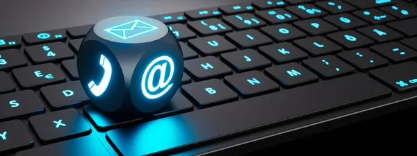 Leuchtender Wuerfel mit Kommo-Symbolen Auf Tastatur