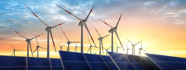 Windraeder ve Solaranlage Sonnenuntergang 'de