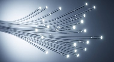 Leuchtendes Glasfaser-Buendel vor Grauverlauf