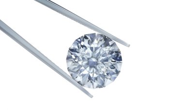 Einzelner Brilliant mit Pinzette auf weissem Untergrund