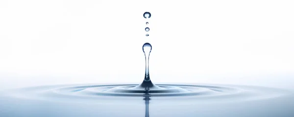 Heller blauer Wassertropfen mit Reflektion