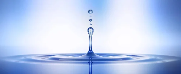 Blauer Wassertropfen Mit Reflektion — 스톡 사진