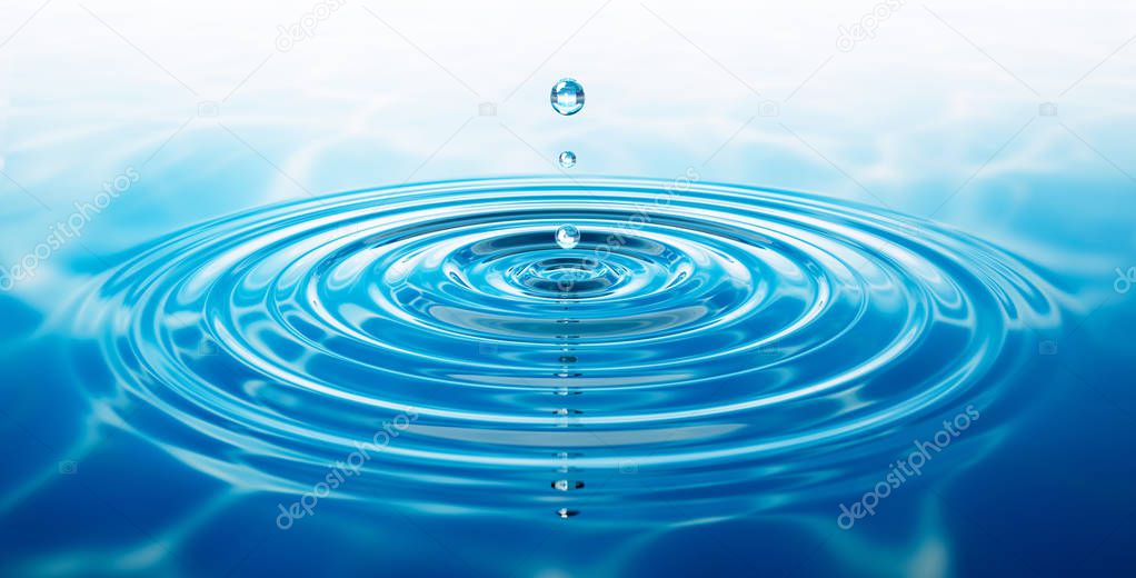 Blauer Wassertropfen mit Reflektion