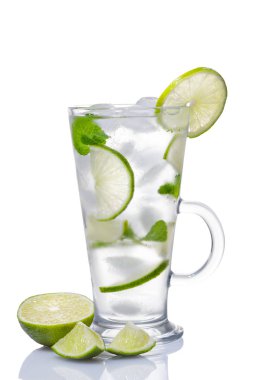 Mojito kokteyl izolasyonu beyaz. Uzun dring.