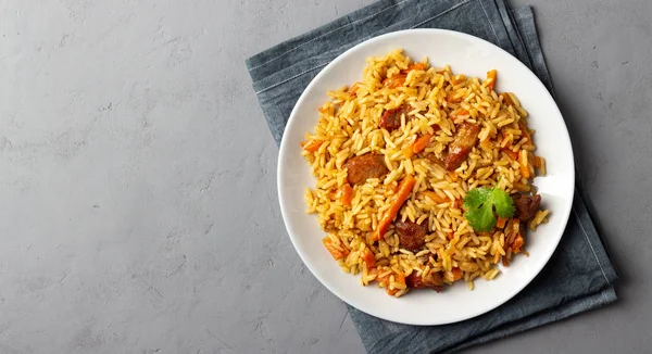 Prato Asiático Pilaf Arroz Verduras Carne Uma Chapa Contexto Cinza — Fotografia de Stock