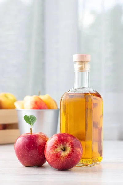 Alimentos Orgânicos Saudáveis Vinagre Maçã Suco Garrafa Vidro Maçãs Vermelhas — Fotografia de Stock