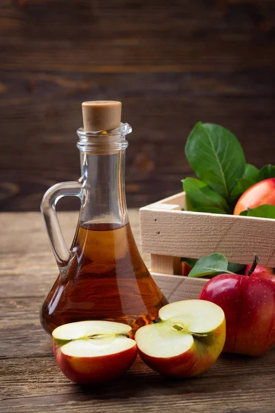 Vinagre Manzana Manzana Roja Fresca Sobre Fondo Madera — Foto de Stock