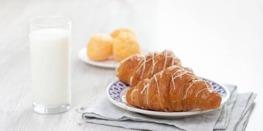 Kahvaltı. Bir bardak süt ve iki kruvasan..