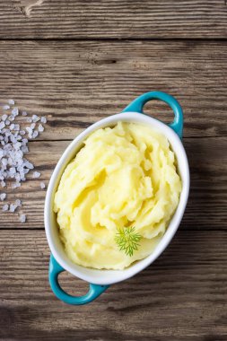 Ahşap rustik arka plan üzerinde kase patates püresi. Üst te. Kopyalama alanı.