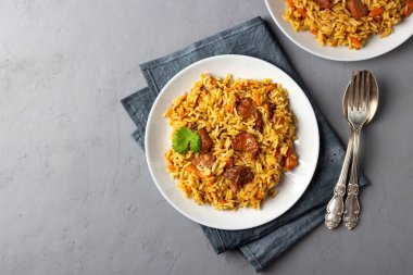 Geleneksel asya çanak - pirinç, sebze ve gri arka plan üzerinde bir tabakta et gelen pilav. Üstte görüntü.