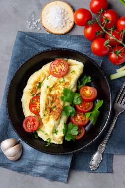 Taş arka plan üzerinde tavada omlet. Üstte görüntü.