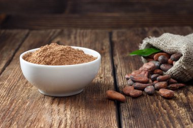 toz kakao ve kakao çekirdekleri ahşap zemin üzerinde