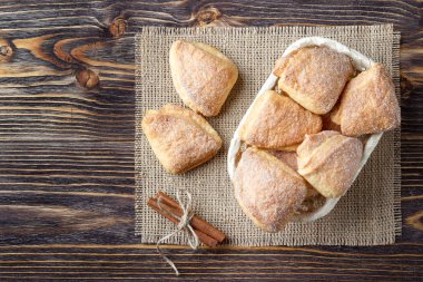 Ahşap masaüzerinde ev yapımı kurabiyeler. Üstte görüntü.