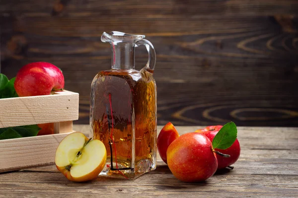 Vinagre Manzana Manzana Roja Fresca Sobre Fondo Madera — Foto de Stock