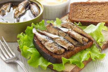 Ekmek ve konserve sprats ile lezzetli balık sandviç
