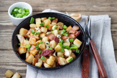 Geleneksel İspanyol mutfağı. Dökme demir tavada ekmek ve sosis migoları..