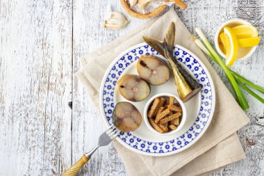 Bira snack - beyaz ahşap masada füme balık uskumru ve gevrek kruton.