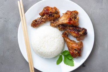 Gri arka planda pirinç ile teriyaki tavuk. Üst görünüm.