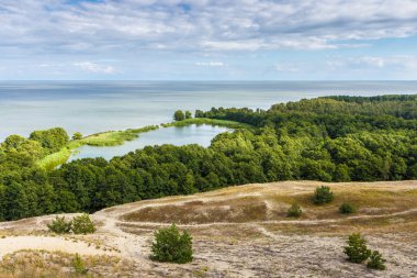 Kum tepeleri ve Baltık Denizi manzarası. Curonian Tükürüğü.