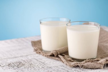 Süt. Şişe ve bardakla süt..