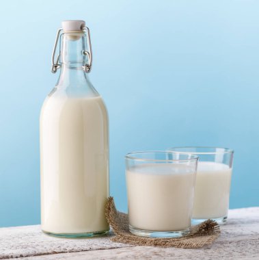 Süt. Şişe ve bardakla süt..
