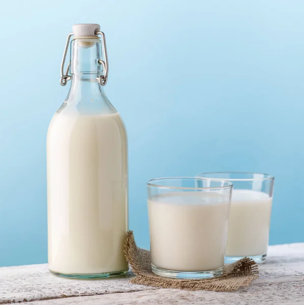 Молоко. Бутылка и стакан с молоком . — стоковое фото