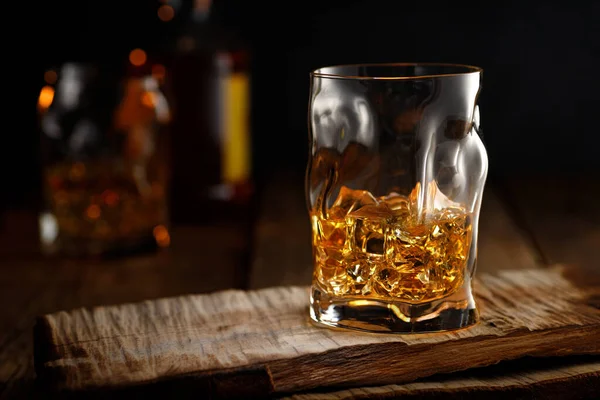 Tahta Masadaki Buzlu Bir Bardak Viski — Stok fotoğraf