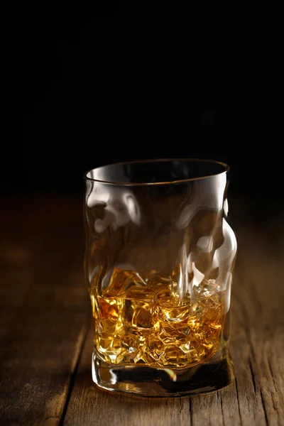 Tahta Masadaki Buzlu Bir Bardak Viski — Stok fotoğraf