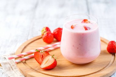 Çilekli milkshake veya böğürtlenli smoothie. Detoks içeceği.