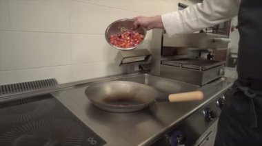 Şef modern mutfakta lezzetli sebzeler hazırlar