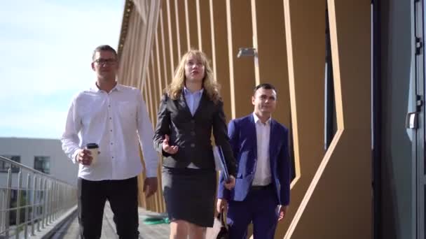 Τρεις Επιχειρηματίες Που Περπατούν Στο Δρόμο — Αρχείο Βίντεο
