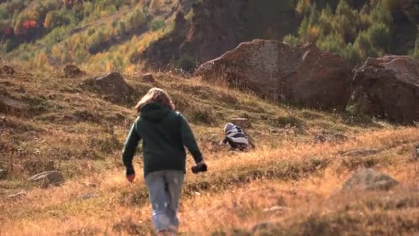 Matka Dziecko Spacerujące Górach — Wideo stockowe