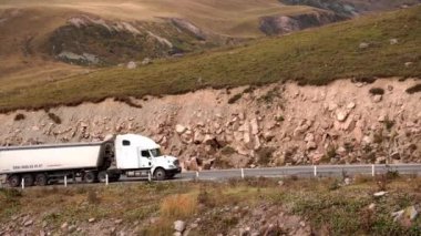 Yazın dağlarda trafik