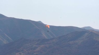 Dağlarda uçan paraglider