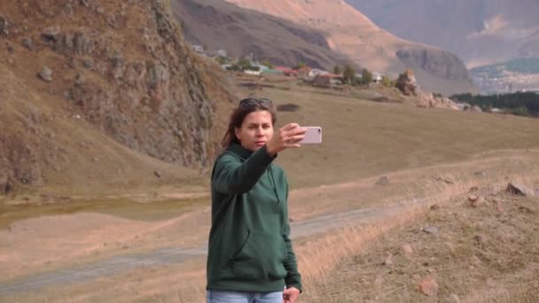 Dívka Fotografuje Sama Sebe Pozadí Hor — Stock video