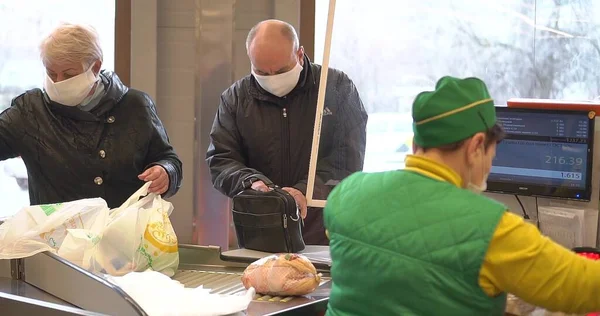 Müşteriler ürünleri kasaya koyarlar.