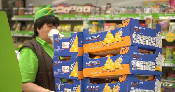 Satıcı içinde meyve olan bir araba kullanıyor.