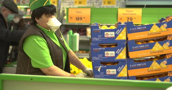 Satıcı içinde meyve olan bir araba kullanıyor.