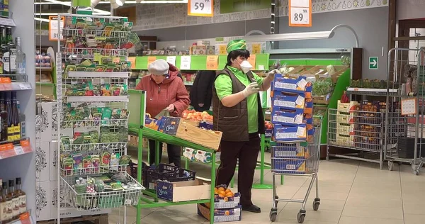 Satıcı düzüşenleri serer.