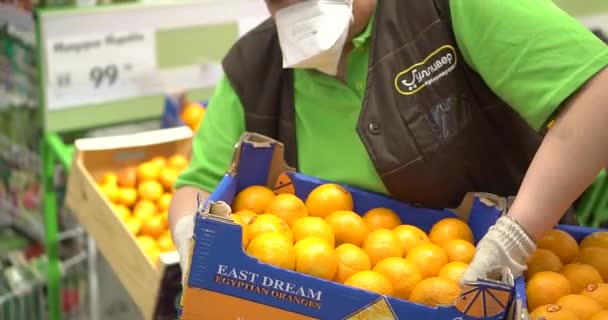 Säljaren Kör Vagn Med Frukt — Stockvideo