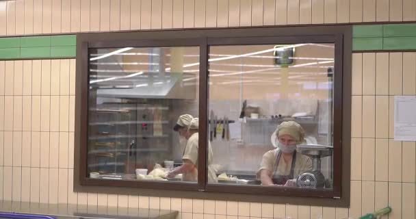 Baker förbereder degen för bakning — Stockvideo