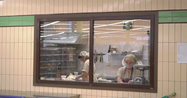 Fırıncı hamuru pişirmek için hazırlar.