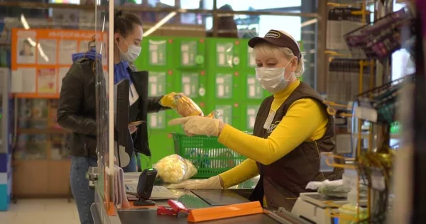 Kasadaki maskeli alıcı.