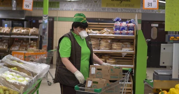 Meyveli maskeli satıcı.