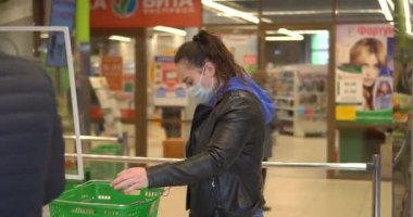 Kasadaki maskeli alıcı.